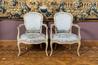 Une paire de fauteuils de style Louis XV en bois patin&eacute;, France, 20&egrave;me