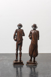 Deux sculptures en bois de tilleul repr&eacute;sentant des mendiants, travail de la For&ecirc;t Noire, 19&egrave;me