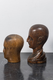 Twee houten hoedenmallen in de vorm van hoofden, 19e eeuw