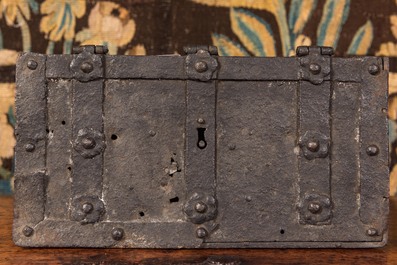 Een smeedijzeren geldkoffer, 16/17e eeuw
