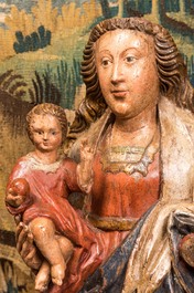 Een grote Vlaamse polychrome en vergulde eikenhouten Madonna met Kind, 2e helft 16e eeuw