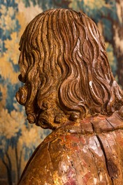 Twee grote Vlaamse polychrome en vergulde notelaren sculpturen van Maria Magdalena en Johannes de Doper, Brabant, eind 15e eeuw