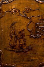 Een beschilderde houten hoekkast met chinoiseriedecor, wellicht Itali&euml;, 18e eeuw