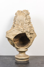 Een Franse wit gepatineerde terracotta buste van een edelman in de stijl van Pierre-Fran&ccedil;ois Berruer (1733-1797), 19e eeuw