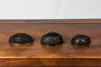Trois pendentifs en noix de coco sculpt&eacute;, travail colonial fran&ccedil;ais, 19&egrave;me