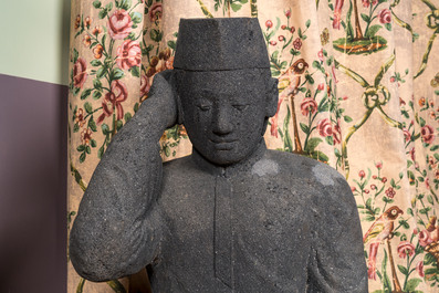 Een basalten sculptuur van een lezende student, Indonesi&euml;, 20e eeuw