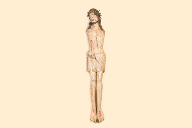 Grand Christ en bois sculpt&eacute; et polychrom&eacute;, probablement France, 15&egrave;me