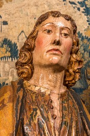 Twee grote Vlaamse polychrome en vergulde notelaren sculpturen van Maria Magdalena en Johannes de Doper, Brabant, eind 15e eeuw