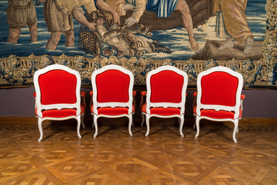 Quatre fauteuils et un canap&eacute; en bois partiellement dor&eacute; tapiss&eacute;s de velours rouge, 18/19&egrave;me