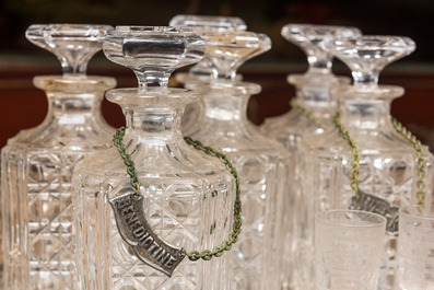 Six flacons &agrave; liqueur en verre taill&eacute; et cinq verres grav&eacute;s sur pr&eacute;sentoir en m&eacute;tal argent&eacute;, 20&egrave;me