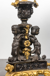 Een paar Franse deels vergulde bronzen kandelaars met atlanten, 19e eeuw