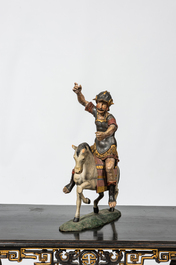 Twee polychrome houten figuren van een Romeinse soldaat en een paard, 17/18e eeuw