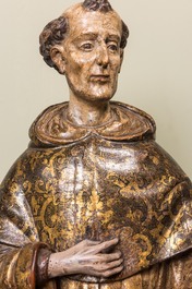 Een polychrome en vergulde notelaren sculptuur van een franciscaan, Spanje, 17e eeuw