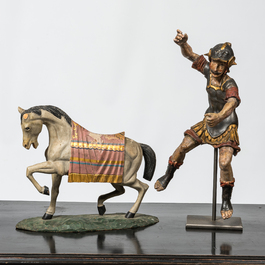 Twee polychrome houten figuren van een Romeinse soldaat en een paard, 17/18e eeuw