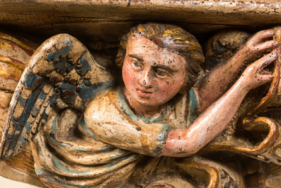 Grand relief de J&eacute;rusalem en bois sculpt&eacute; et polychrom&eacute; sur une console au putto ail&eacute;, 19&egrave;me