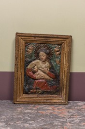 Een beschilderd reli&euml;f van de Madonna met Kind, Zuid-Europa, 17e eeuw
