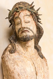 Grand Christ en bois sculpt&eacute; et polychrom&eacute;, probablement France, 15&egrave;me