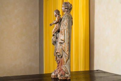 Een Vlaamse polychrome houten Madonna met Kind, 17e eeuw