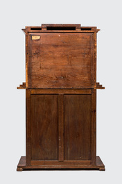 Een neoclassicistisch mahoniehouten kabinet op voet, 19e eeuw