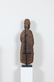 Een Romaanse houten sculptuur van een apostel met sporen van polychromie, wellicht Vlaanderen, 14e eeuw