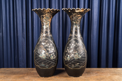 Paire de grands vases incrust&eacute;s de nacre sur un fond en laque noire, Japon, Meiji, 19&egrave;me