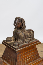 Een 'Egyptomanie' deels ingelegd houtsnijwerk met twee sfinksen, wellicht Frankrijk, 19e eeuw