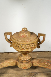 Een neoclassicistische beschilderde houten console met decoratieve urne, Itali&euml;, 18e eeuw