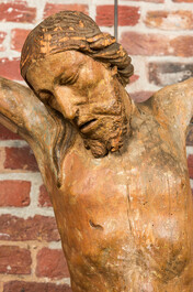 Grand Christ en bois sculpt&eacute; avec traces de polychromie, fin du 16&egrave;me