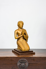 Een Thaise vergulde en gelakte bronzen geknielde Boeddha, 1e helft 20e eeuw