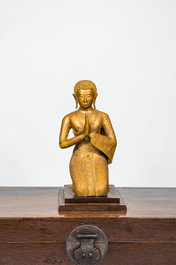 Een Thaise vergulde en gelakte bronzen geknielde Boeddha, 1e helft 20e eeuw