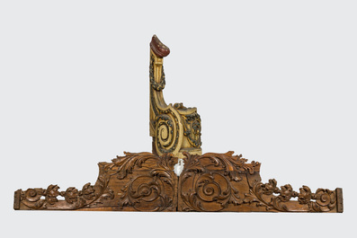 Drie fraai gesculpteerde houten ornamenten uit een balustrade, 18/19e eeuw