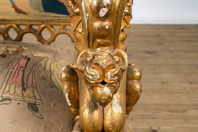 Een imposante vergulde houten troonfauteuil met griffioenen met geweven zitting in Romaanse stijl, ca. 1900