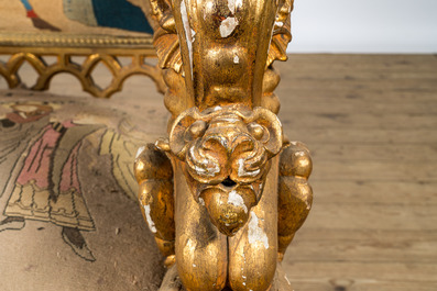 Fauteuil tr&ocirc;ne en bois dor&eacute; &agrave; d&eacute;cor de griffons au dos &agrave; broderie de style romane, vers 1900