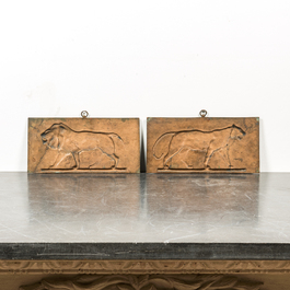 Jules Bennes (Ecole fran&ccedil;aise, 19&egrave;me), d'apr&egrave;s Antoine-Louis Barye: Deux reliefs en bronze &agrave; patine verte &agrave; d&eacute;cor de lions