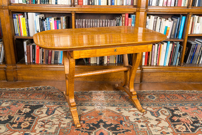 Een Duitse gefineerde biedermeier tafel met een lade, 19de eeuw