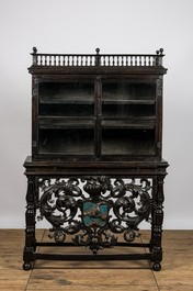 Cabinet de vitrine en bois noirci sur pi&egrave;tement armori&eacute; richement sculpt&eacute;, Espagne, 19&egrave;me