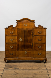 Cabinet bas &agrave; tiroirs et &agrave; porte centrale en bois nervur&eacute;, Allemagne, 19&egrave;me