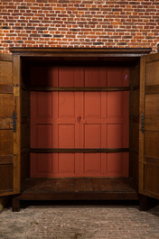 Armoire &agrave; deux portes en ch&ecirc;ne aux panneaux en plis de parchemin, Flandres, 19&egrave;me aux &eacute;l&eacute;ments plus anciens
