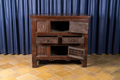 Buffet bas en ch&ecirc;ne &agrave; deux portes et deux tiroirs figurant les outils de la passion et dat&eacute; 1691, Flandres