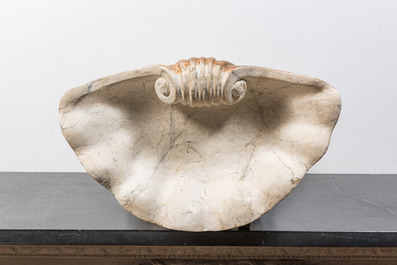 Bassin en bois peint en faux marbre sur socle en forme de putto en bois dor&eacute;, Italie, 19&egrave;me