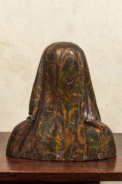 Een Franse neogotische polychrome houten damesbuste, 19e eeuw