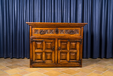 Commode en bois sculpt&eacute; &agrave; deux portes et un tiroir, Espagne, 17&egrave;me