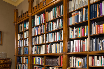 Een eikenhouten open bibliotheek met bekroning in de vorm van een kasteel, 19e eeuw