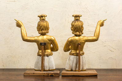 Een paar vergulde en gepatineerde houten damesfiguren, wellicht Itali&euml;, 18e eeuw