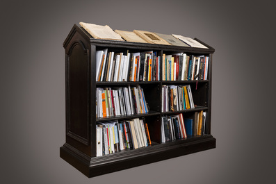 An ebonised wooden bookcase, 20th C.