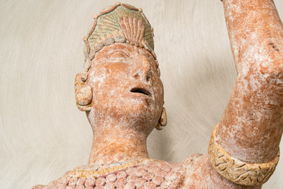Een levensgrote gepolychromeerde terracotta figuur in Maya-stijl, 20e eeuw
