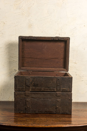Twee houten koffers bekleed met plaatijzer, 19e eeuw