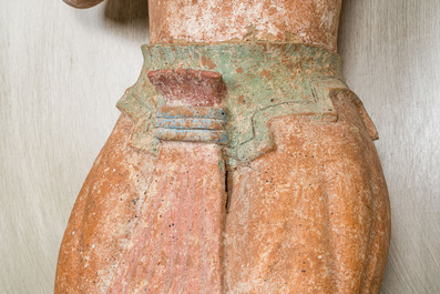 Een levensgrote gepolychromeerde terracotta figuur in Maya-stijl, 20e eeuw