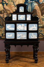 Cabinet sur pied en bois noirci avec des plaques de dieux et d&eacute;esses de style Wedgwood, probablement Gr&egrave;ce, 19/20&egrave;me