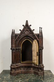 Tabernacle en ch&ecirc;ne sculpt&eacute; &agrave; plaque en bronze dor&eacute;, France, dat&eacute; 1872 et d&eacute;dicac&eacute;